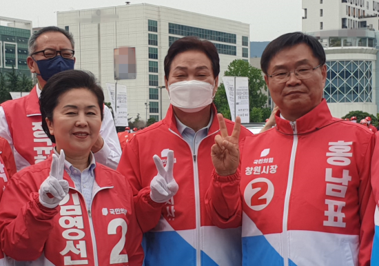(앞 왼쪽부터) 국민의힘 김영선 경남 창원의창 국회의원 후보, 박완수 경남도지사 후보, 홍남표 창원시장 후보. / 이세령 기자 ryeong@