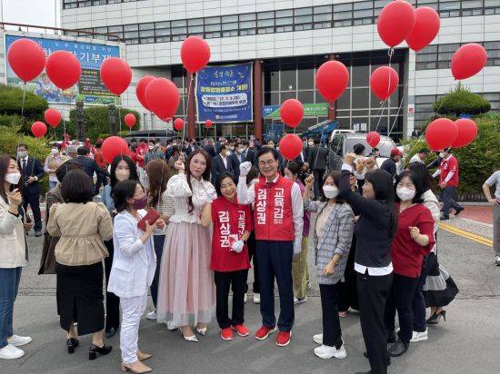 공식 선거운동 출정식에서 지지자들과 필승 각오를 다지는 김상권 경남교육감 후보.
