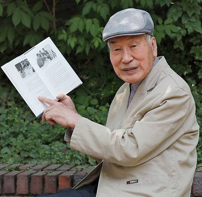 김덕형 법무법인 아태 고문이 16일 기업인 30명을 다룬 저서를 들어 보이고 있다. /남강호 기자