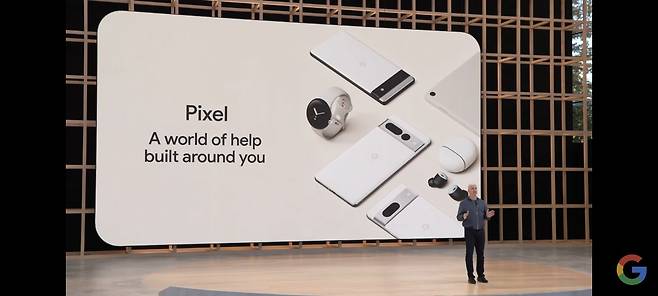 구글의 디바이스 총괄인 릭 오스테로가 지난 11일 구글의 개발자 행사에서 구글의 자체 모바일 제품군인 픽셀 시리즈를 소개하고 있다. /구글 개발자 행사 동영상 캡처