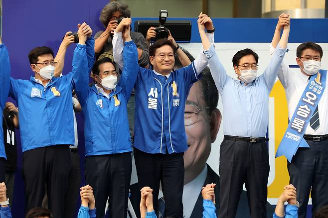 송영길 더불어민주당 서울시장 후보와 박홍근 원내대표가 19일 오후 서울 노원역 인근에서 열린 집중유세에서 유권자들을 향해 인사하고 있다. /연합뉴스