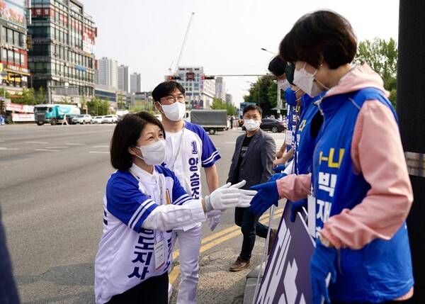 19일 오전 선거운동 첫날 양승조 더불어민주당 충남지사 후보가 코로나19로 격리된 가운데 후보의 배우자인 남윤자 여사가 천안시청 앞 네거리에서 운동원들과 함께 유세를 펼치고 있다. 사진=양승조 캠프 제공