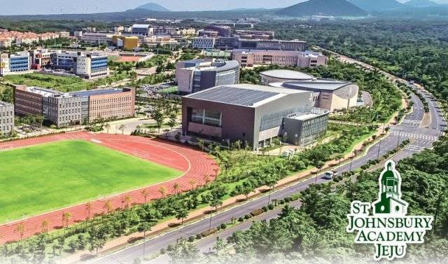 세인트존스베리아카데미 제주(SJA 제주)는 제주영어교육도시에 설립된 첫 번째 미국형 국제학교다. SJA 제주는 특히 기숙사 프로그램이 잘 갖춰져 있다.