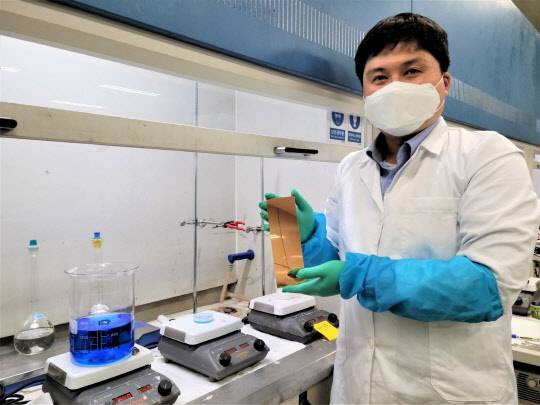 19일 한국 중앙연구소 연구원이 동박 도금 실험을 하고 있다. <솔루스첨단소재>