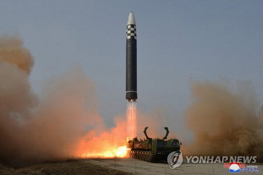 지난 3월 24일 북한이 ICBM을 발사하고 있다. 평양 조선중앙통신=연합뉴스