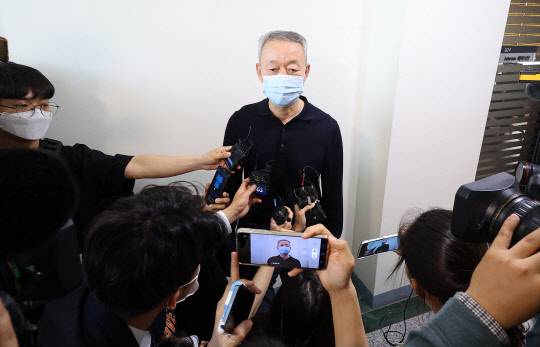 백운규 전 장관이 19일 오후 서울 성동구 한양대 퓨전테크놀로지센터 사무실 앞에서 '산업부 블랙리스트' 의혹 사건 관련 검찰의 압수수색이 끝난 뒤 취재진 질문에 답하고 있다. <연합뉴스>