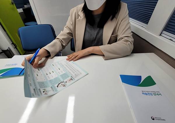 결과를 설명해주는 담당자. 나쁘게 나와도&nbsp;일시적일 수 있으니, 그런 상황을 염두에 두고 또 받아보라고 했다.