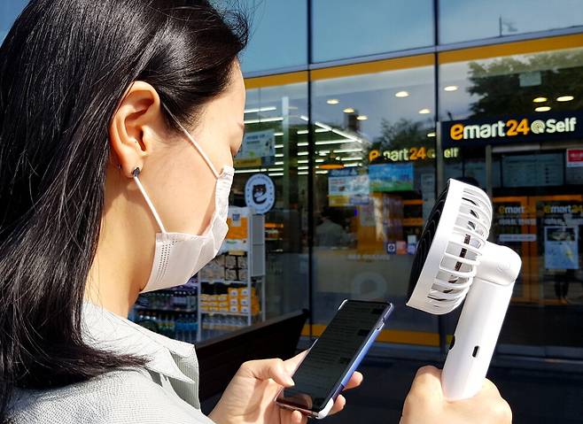 코로나로 마스크 착용이 일반화된 가운데 기온까지 오르면서 더위를 식힐 수 있는 손 선풍기가 인기를 끌고 있다. 연합뉴스