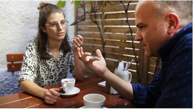 2017년부터 해마다 열리는 ‘독일이 말한다’에서 생각이 크게 다른 두 사람이 짝을 이뤄 대화를 하고 있다. <디 차이트> 온라인