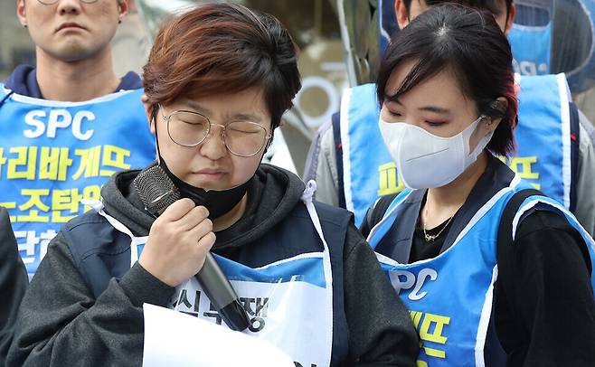 에스피씨(SPC)그룹의 부당노동행위에 대한 사과 등을 요구하며 53일째 단식농성을 이어온 임종린 민주노총 전국화학식품섬유산업노조 파리바게뜨 지회장(왼쪽)이 19일 오전 단식 중단 기자회견을 하면서 힘에 겨운 표정을 짓고 있다. 김정효 기자 hyopd@hani.co.kr