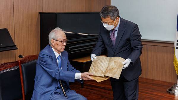 왼쪽부터 김완진 서울대 명예교수와 주영하 한중연 장서각장. 한중연 제공