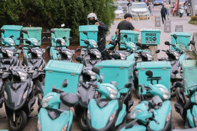 서울 시내의 한 배민라이더스 센터 앞에 배달용 스쿠터들이 세워져 있다. 지난해 배달의민족 운영사인 우아한형제들의 매출액은 2조 원을 넘어섰다. 연합뉴스