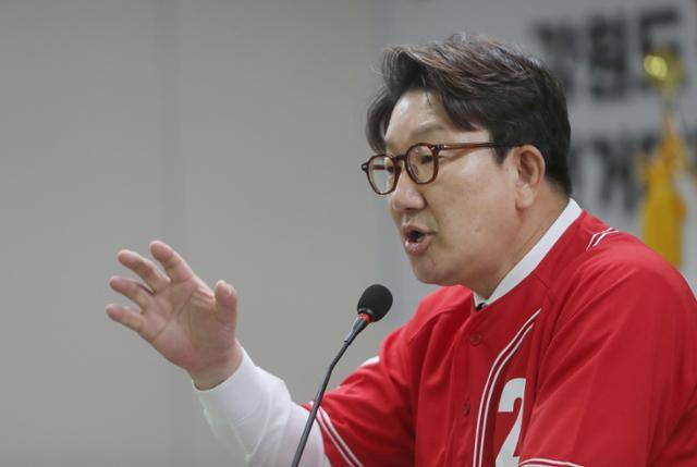 17일 국민의힘 강원선대위 발대식에 참석한 권성동 원내대표. 그는 이재명 전 대선 후보를 향해 국회의원 불체포특권을 제한하는 국회법 개정안에 협조하라고 종용했다. 연합뉴스