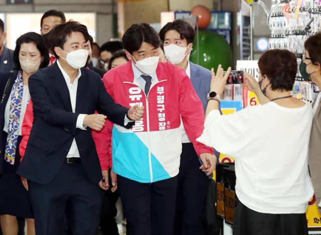 이준석 국민의힘 대표가 6·1 지방선거 선거운동 개시일인 19일 인천 부평구 부평지하상가에서 상인들과 인사하며 당 소속 후보들에 대한 지지를 당부하고 있다. 연합뉴스