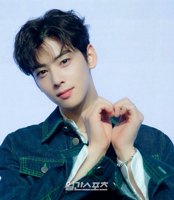 그룹 아스트로의 차은우가 16일 오후 온라인으로 열린 정규앨범 3집 쇼케이스에 참석해 포토타임을 갖고 있다. 사진=판타지오 제공 2022.05.16