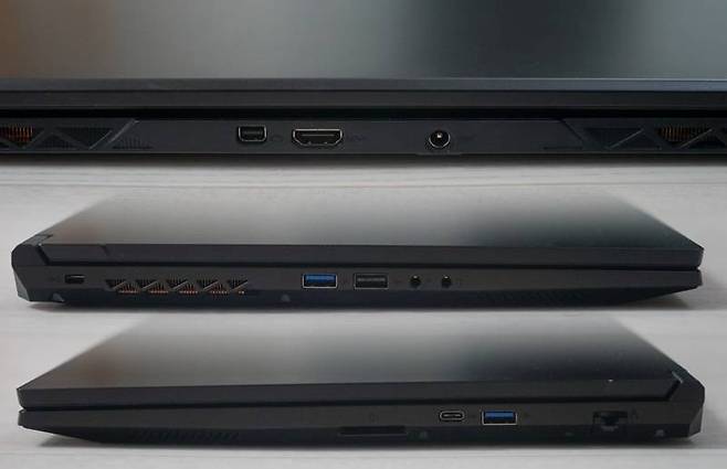 외부 입력 인터페이스는 양측과 후면에 각각 배치돼있다. 출처=IT동아