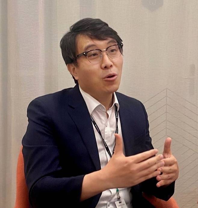 IT동아와 인터뷰 중인 배상근 본부장. 출처=IT동아