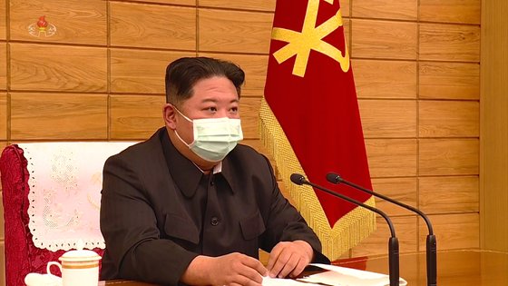 김정은 북한 조선노동당 국무위원장이 지난 14일 마스크를 쓴 채 중앙위원회 정치국 협의회를 주재하며 코로나19에 대한 보고를 받고 있다. 조선중앙TV 화면=뉴시스