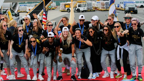 미국 여자 축구 대표팀. 2019년 7월 월드컵 트로피를 들고 단체 사진을 찍고 있다. 미국은 2019년 프랑스에서 열린 대회에서 우승을 차지했다. 로이터=연합뉴스