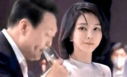 대통령 취임 만찬에서 김건희 여사가 술잔을 든 윤석열 대통령을 바라보고 있다. 인터넷캡처