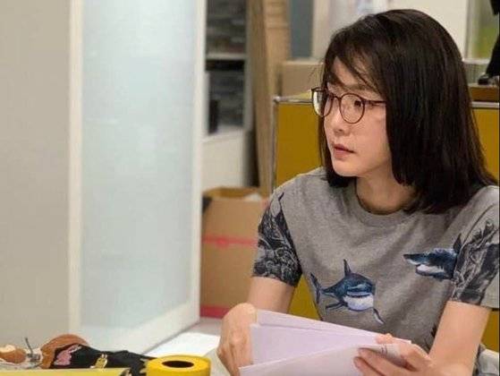 윤석열 대통령 부인 김건희 여사가 코바나컨텐츠 사무실에 출근해 팬들이 선물한 5만원짜리 안경을 끼고 업무를 보고 있다. [사진 페이스북]