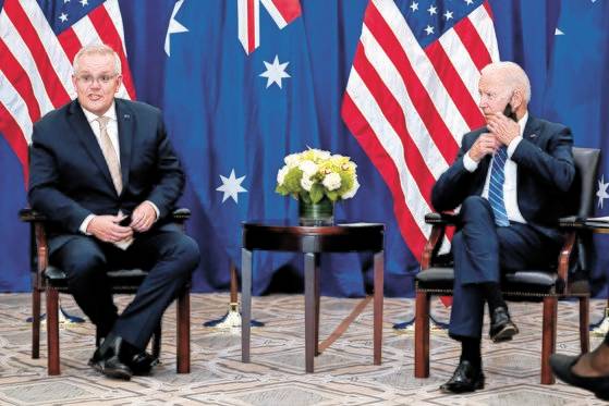 스콧 모리슨 호주 총리(왼쪽)가 미국 뉴욕에서 조 바이든 미국 대통령(오른쪽)을 만난 뒤 기자회견을 하고 있다. [AP=연합뉴스]