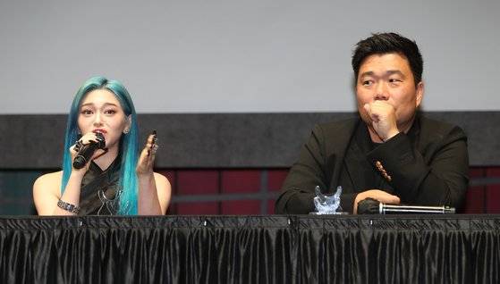 뮤직비디오 제작 등을 하며 K팝 업계에서 20년을 일했다는 김준홍 대표는 우연히 다른 직원이 편집 중이던 영상에서 알렉사를 보고 캐스팅했다. 그는 연습생 시절 알렉사를 지도하던 중 "음악을 틀고 마음대로 표현을 해보라고 했더니 데뷔 2~3년차나 터득할 법한 감각을 보이더라"며 "그 때 해외로 데뷔시켜야겠다고 생각했다"고 소개했다. [뉴스1]