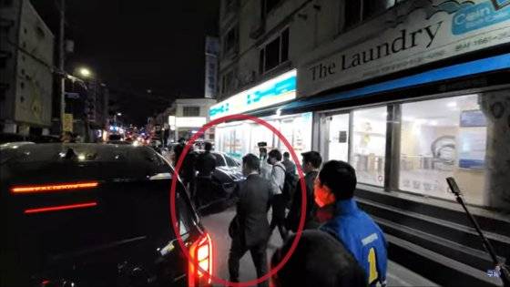 이재명 더불어민주당 총괄선대위원장은 지난 18일 인천 계양구에서 심야 선거운동을 하던 중 한 시민이 욕설을 하자 해당 차량을 따라가 ″범죄 행위″라고 경고했다. [사진 유튜브 이재명 캡처]