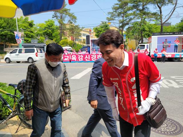 ▲ 국민의힘 소속 김진태 강원도지사 후보는 19일 홍천 꽃뫼공원을 찾아 지지호소 연설을 진행했다.