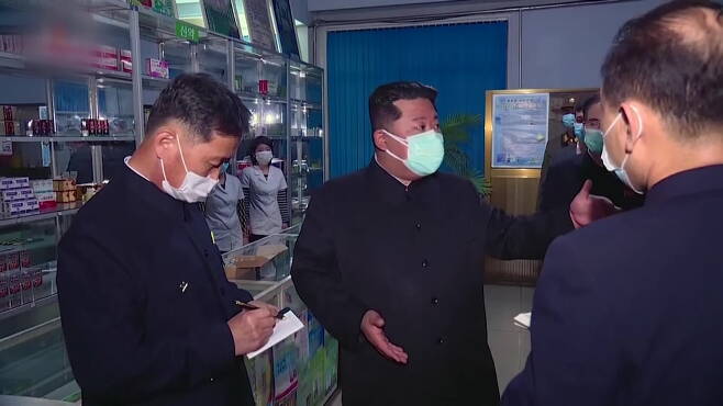북한에 코로나19가 확산한 가운데 김정은 국무위원장이 평양 시내 약국을 시찰하고 있다 (출처 : 조선중앙TV)