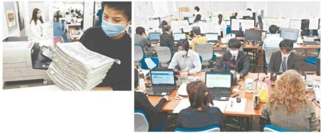 코로나19 제6차 유행이 한창이었던 지난 1월31일 고베시 보건소에 팩스로 도착한 2100장의 확진자 발생 신고서.(사진 왼쪽) 병원들이 팩스로 보내온 코로나19 감염자 발생 신고서를 PC에 대신해서 입력하는 나고야시 직원들. 지난 16일 현재도 10명 이상이 매일 수작업을 계속하고 있다. (자료 : 요미우리신문)