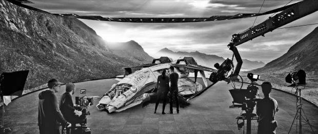 CJ ENM이 경기 파주에 복합 콘텐츠 제작시설 ‘CJ ENM 스튜디오 센터’를 이달 말 연다. 삼성전자의 대형 마이크로 LED ‘더 월’이 센터 내 버추얼 스튜디오의 천장과 벽면을 둘렀다. 컴퓨터 그래픽 배경에 배우를 합성하는 대신 디스플레이를 배경으로 바로 촬영해 콘텐츠 제작 기간을 단축할 수 있다.    CJ ENM  제공