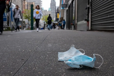 미국 뉴욕시의 한 거리에 마스크가 버려져 있다. 로이터연합뉴스
