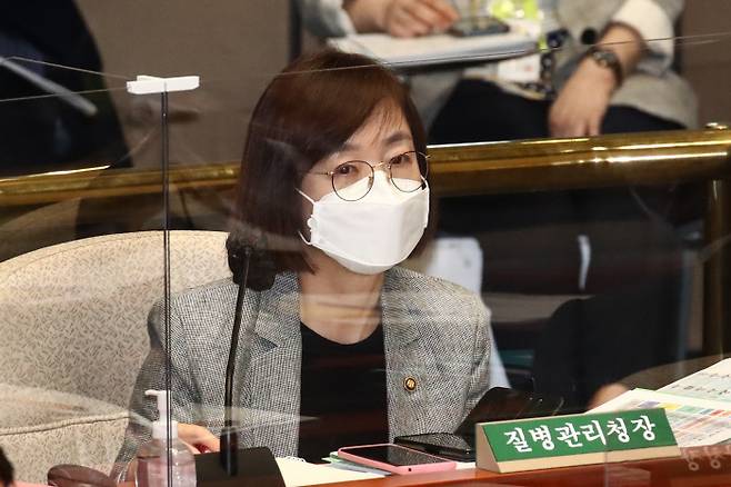 백경란 질병관리청장이 19일 국회에서 열린 예산결산특별위원회 전체회의에서 의원질의에 답변하고 있다. 연합뉴스