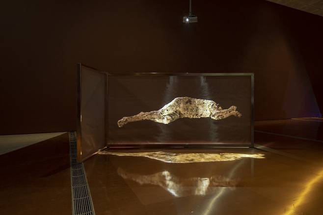 최찬숙 ‘큐빗 투 아담’(2021) 중 코퍼맨을 다룬 영상 장면. 국립현대미술관 제공