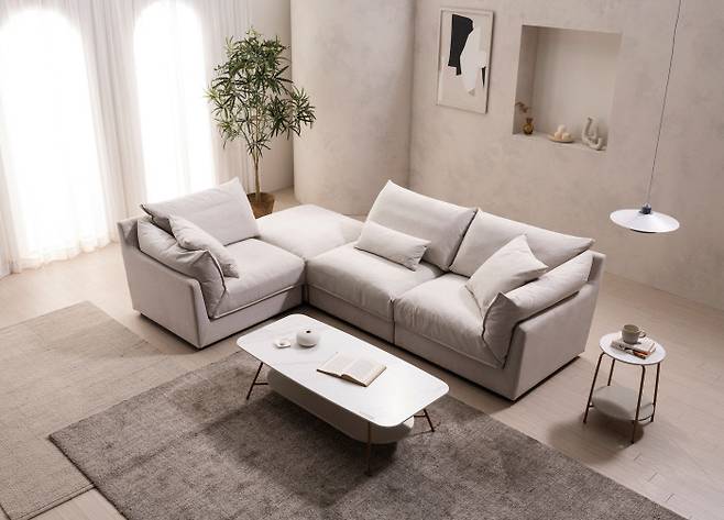 에몬스 위브릭 블랑 패브릭 소파는 오픈형·카우치형·세미라운지형 등으로 분위기에 따라 다양한 연출이 가능하다.