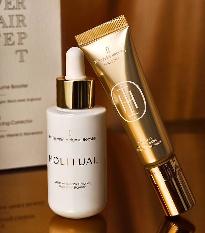 혁신적인 주름 개선제 히알루로닉 볼륨 부스터와 링클 리설페이싱 코렉터는 밤 시간대에 사용하면 효과가 있다.