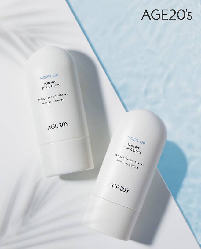 스킨 핏 수분 선크림은 백탁 현상과 끈적임 없이 피부에 빠르게 흡수돼 촉촉하고 사용감이 편안한 자외선 차단제다.