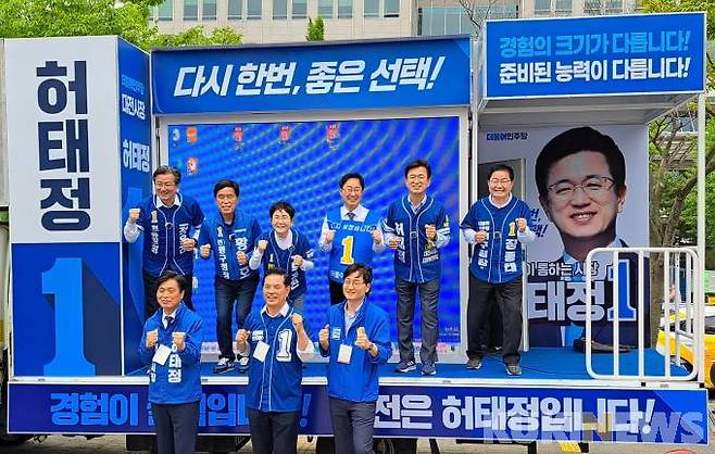 더불어민주당 지방정권 후보들과 각 선대위원장이 열심히 뛸 것을 다짐하며 '만보기'를 차고 포즈를 취하고 있다.&nbsp;