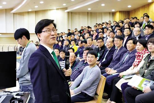 권성수 대구동신교회 목사가 2018년 4월 대구 수성구 교회에서 개최된 ‘제4회 생명사역 콘퍼런스’에서 참석자들과 대화를 나누고 있다. 대구동신교회 제공