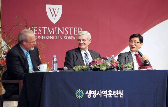 권성수 대구동신교회 목사(오른쪽)가 2016년 11월 대구 수성구 교회에서 개최된 ‘제1회 웨스트민스터 콘퍼런스 인 코리아’에서 발언하고 있다. 대구동신교회 제공