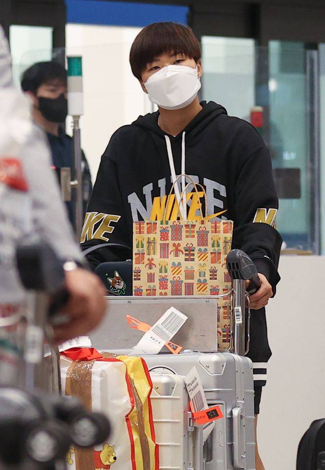 지소연이 19일 오후 인천국제공항 제1여객터미널 입국장에 들어서고 있다. 연합뉴스