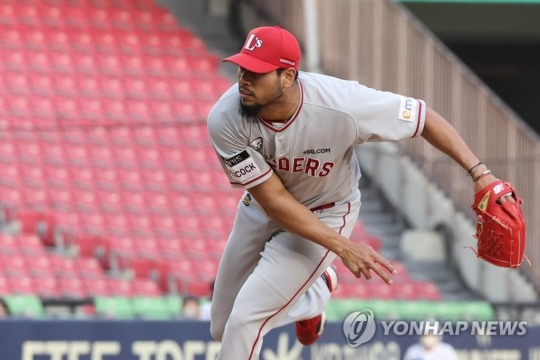 19일 오후 서울 잠실야구장에서 열린 프로야구 SSG 대 두산 경기.SSG 선발 투수 폰트가 힘차게 투구하고 있다.[연합뉴스]