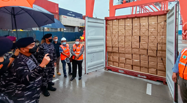 The Indonesian Navy Fleet Commander Vice Admiral Agung Prasetiawan (left) inspects a container filled with cooking oil at the port of Belawan in Medan, North Sumatra, which was planned to be shipped to Malaysia, on May 6, 2022 (Agence France-Press/Jakfar)