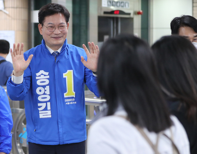 송영길 더불어민주당 서울시장 후보가 6·1 지방선거 공식 선거운동 첫날인 19일 서울 강북구 미아사거리역에서 시민들에게 지지를 호소하고 있다./사진=뉴스1