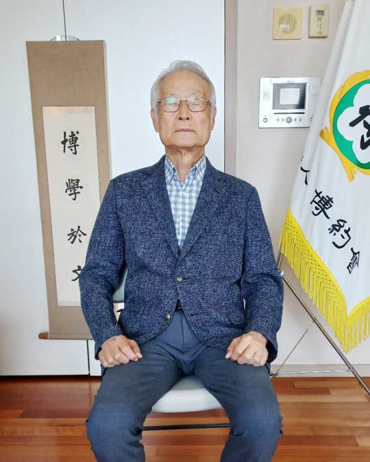 지난 17일 서울 종로구 수송동 박약회 사무실에서 문화일보와의 인터뷰를 가진 이용태 회장이 명상에 대해 설명하던 중 명상을 시연해 보이고 있다.