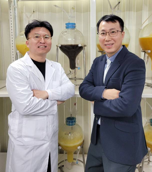 모상현(왼쪽), 정대현 바이오에프디엔씨 공동대표.[GIST 제공]