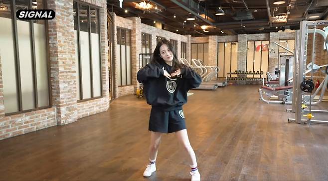 트리플에스는 지난 1일 공식 사회관계망서비스(SNS) 채널에 첫 멤버 윤서연의 티저영상을 공개했다. 모드하우스는 금주를 비롯해 순차적으로 다수의 국내외 멤버를 공개해 기대감을 더욱 끌어올릴 계획이다.[트리플에스 유튜브]