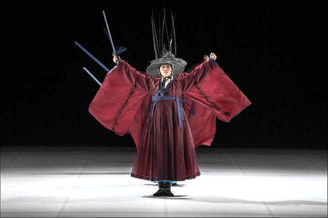 [서울=뉴시스]지난 18일 세종문화회관 대극장에서 열린 프레스콜에서 선보인 서울시무용단 '일무' 1막 공연 장면. (사진=세종문화회관 서울시무용단 제공) 2022.05.19. photo@newsis.com  *재판매 및 DB 금지