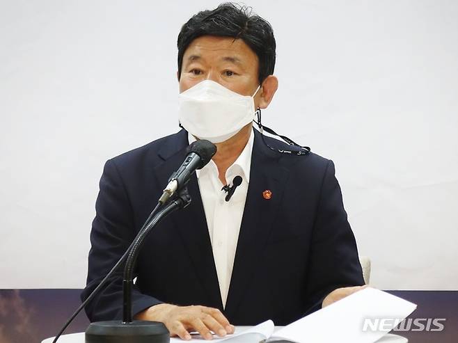 [제주=뉴시스] 양영전 기자 = 6·1 전국동시지방선거에 나서는 김광수 제주교육감 예비후보가 26일 오후 제주도의회 도민카페에서 기자회견을 열고 핵심 공약을 발표하고 있다. 2022.04.26. 0jeoni@newsis.com